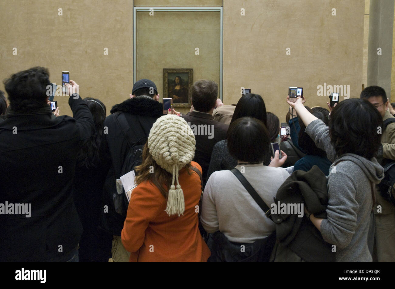 Foule de visiteurs d'admirer et photographier la Joconde au Louvre Banque D'Images
