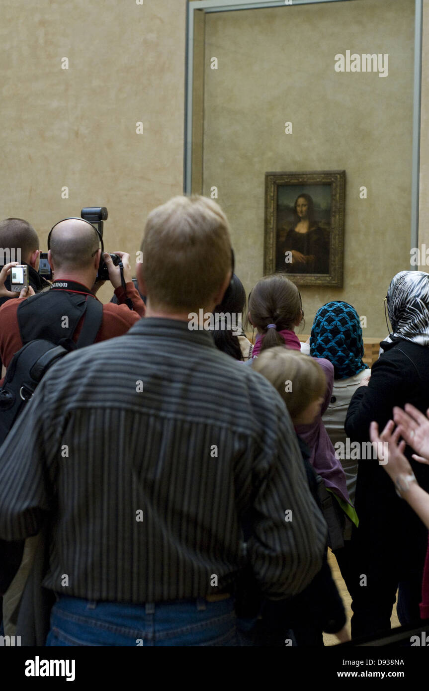 Foule de visiteurs d'admirer et photographier la Joconde au Louvre Banque D'Images