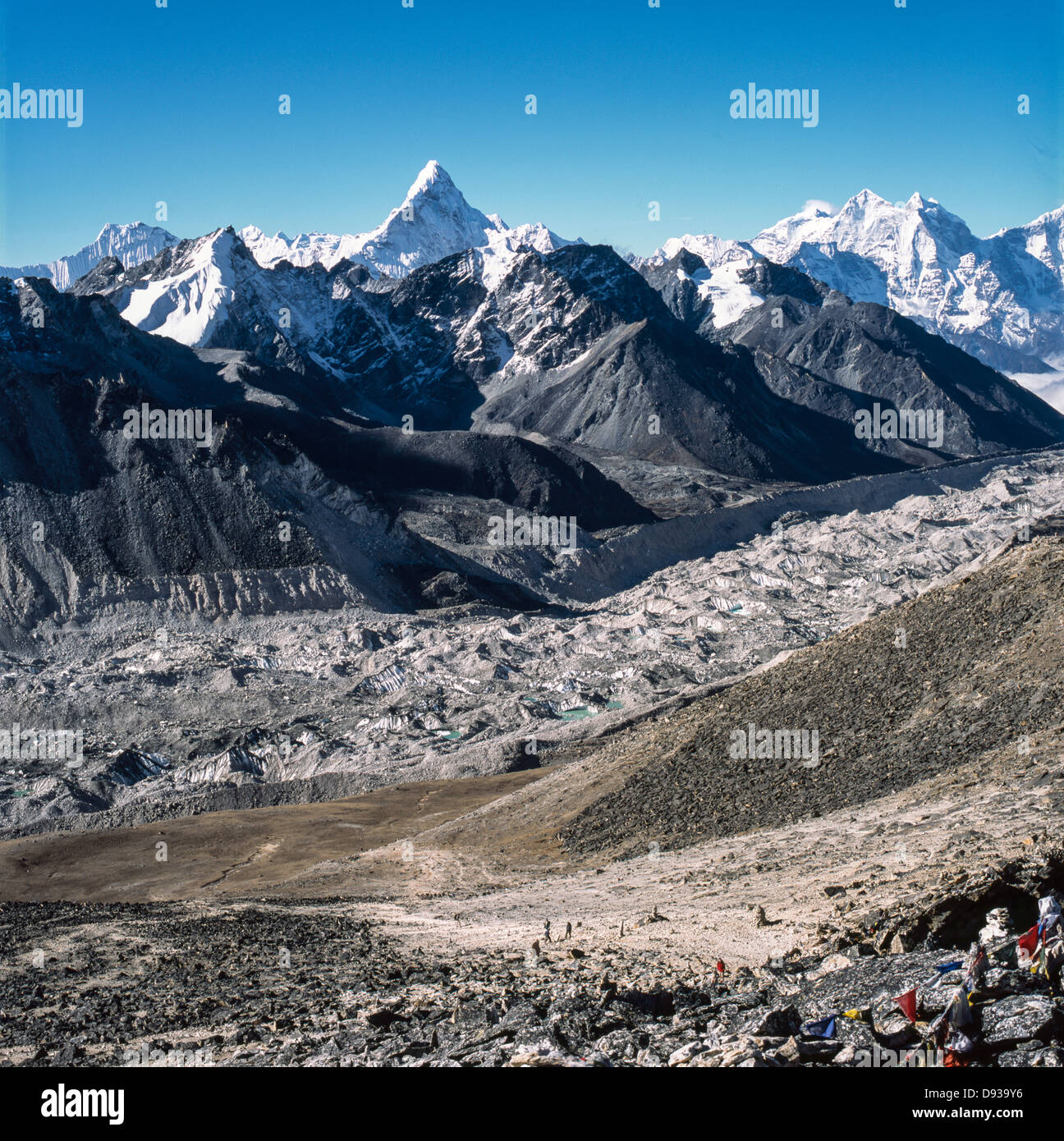 Une vue sur le glacier de Khumbu avec l'Ama Dablam en arrière-plan, dans la région du Népal Everest-Khumbu Banque D'Images