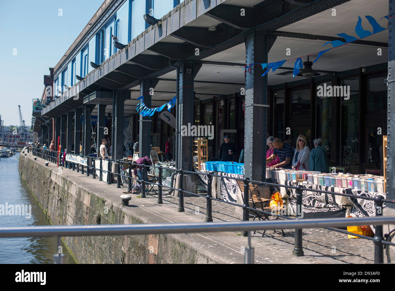 Bristol Harbourside en vertu du marché de construction des bassins hydrographiques Banque D'Images