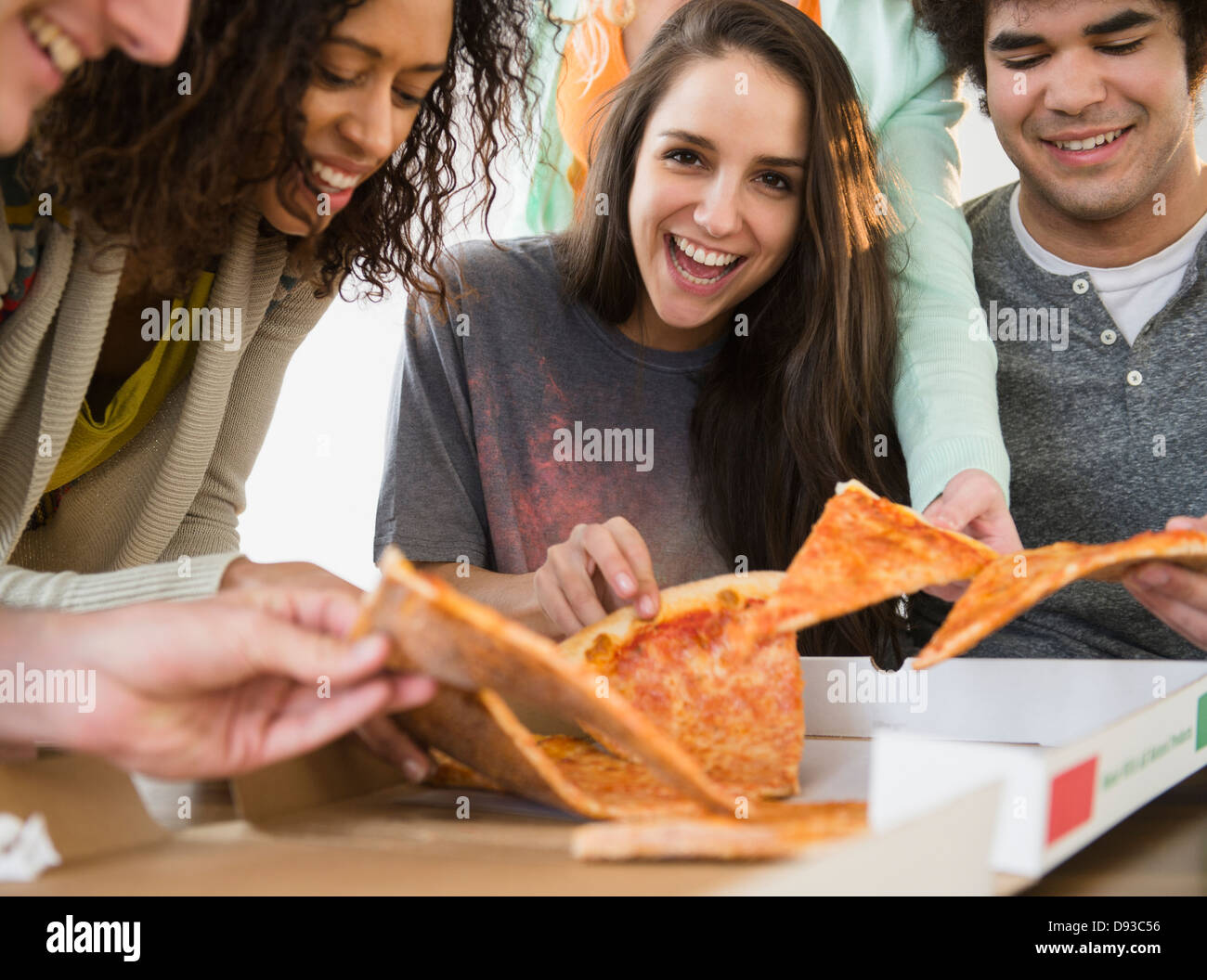 Avoir des amis ensemble pizza Banque D'Images