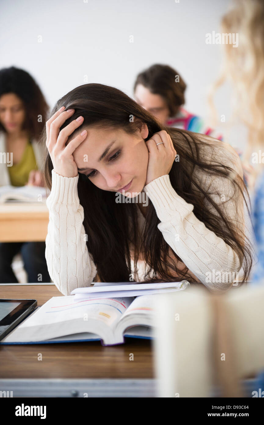 Student reading in class Banque D'Images