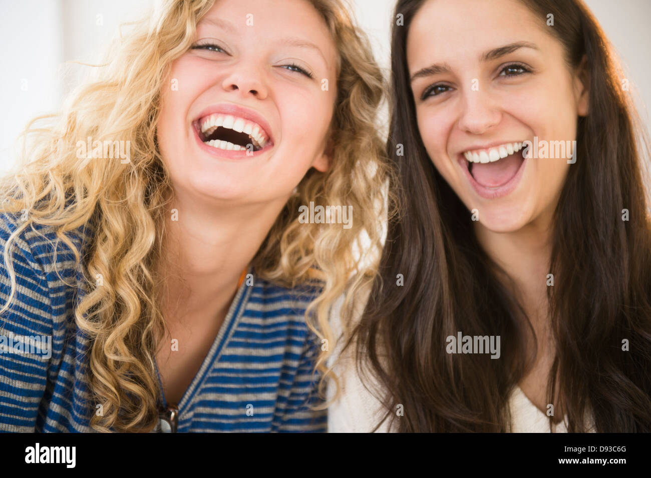 Les femmes rient ensemble Banque D'Images