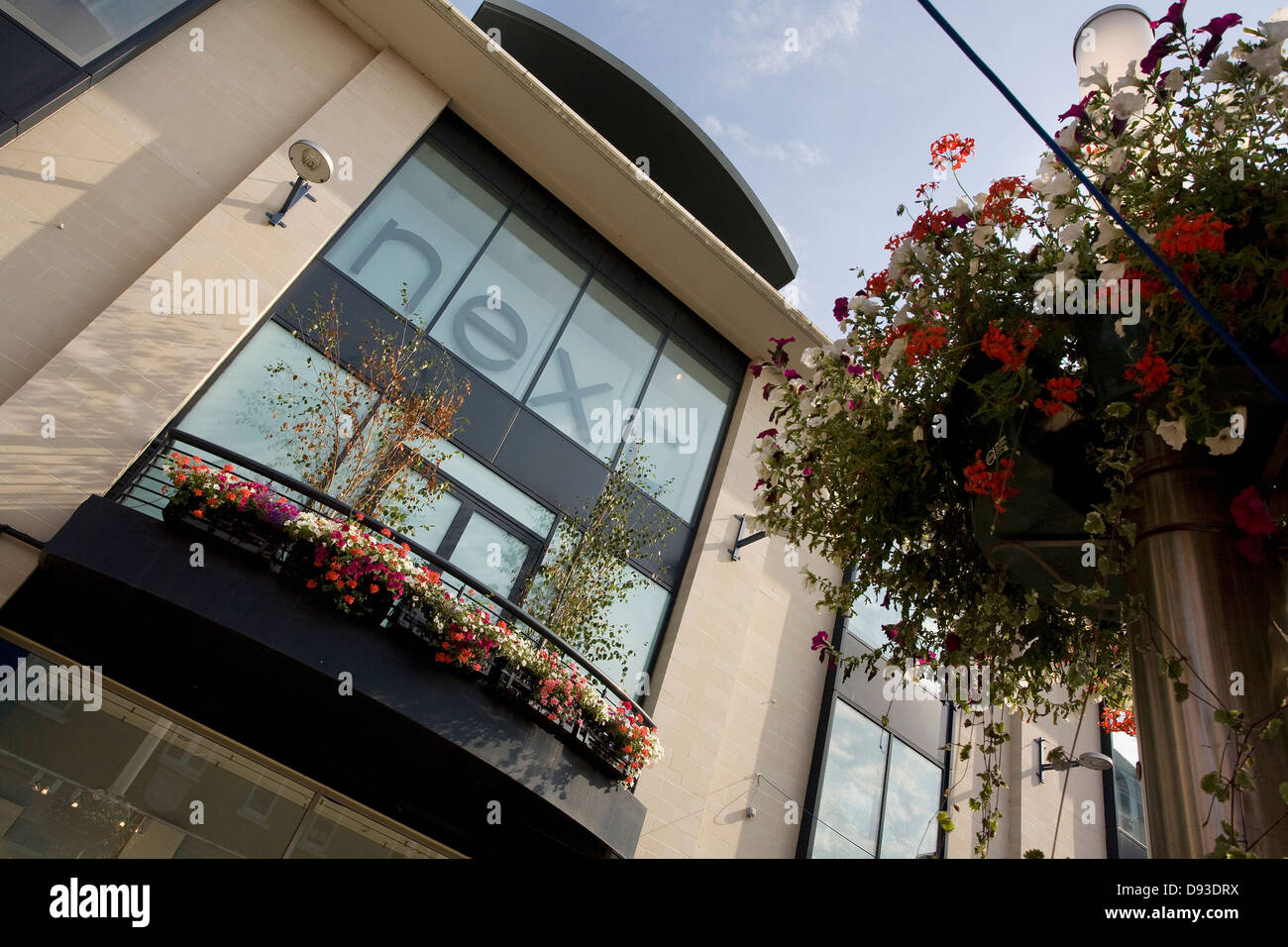 Vitrine de magasin de vêtements à côté de Whitefriars, Canterbury, Kent, England, UK, photographiée à jour ensoleillé, ciel bleu Banque D'Images