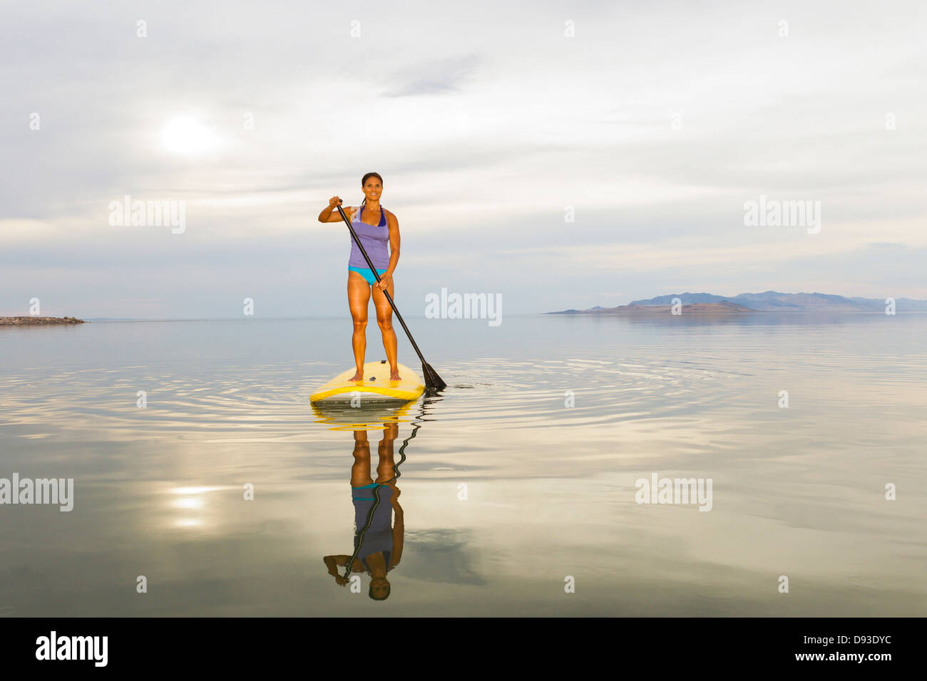 Filipino woman riding paddle board Banque D'Images
