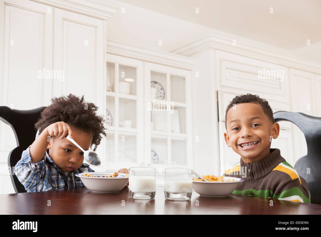 Mixed Race garçons de manger à table Banque D'Images