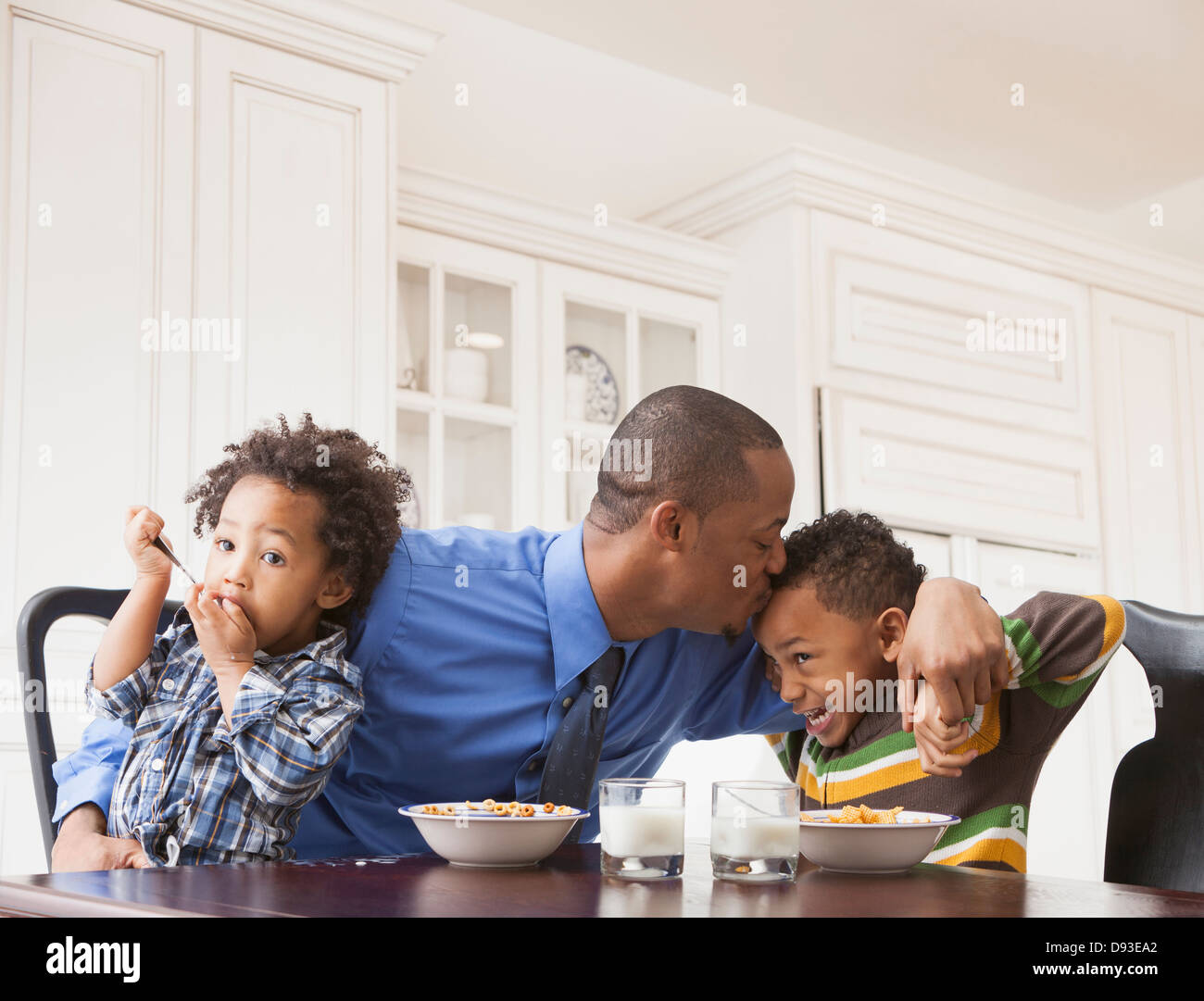 Baisers père fils à table de petit déjeuner Banque D'Images