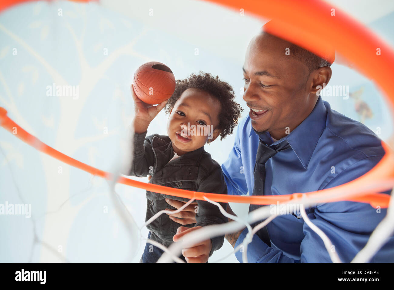 Le père et le fils ensemble à jouer au basket-ball Banque D'Images