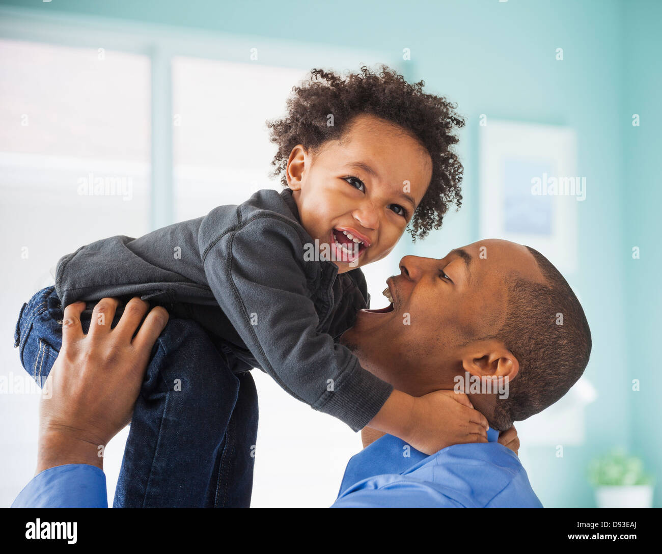 Père et fils à l'intérieur Banque D'Images