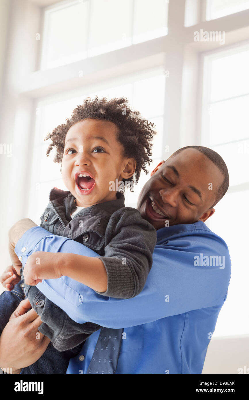Père et fils à l'intérieur Banque D'Images