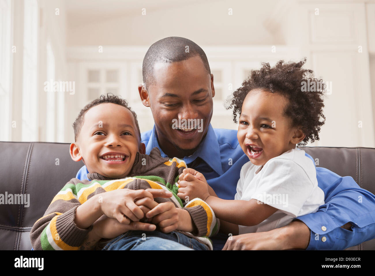 Père et fils relaxing on sofa Banque D'Images