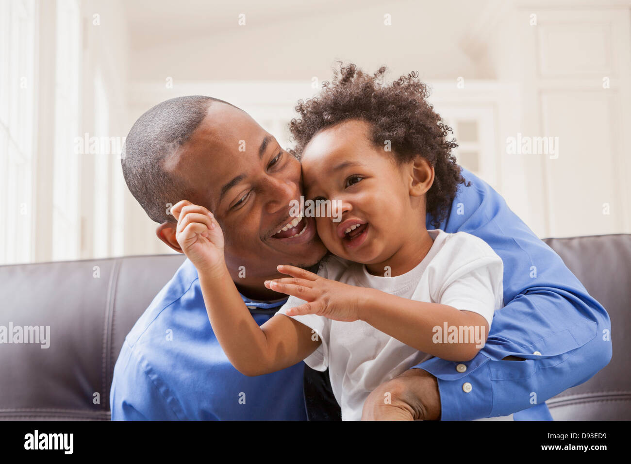 Père et fils relaxing on sofa Banque D'Images