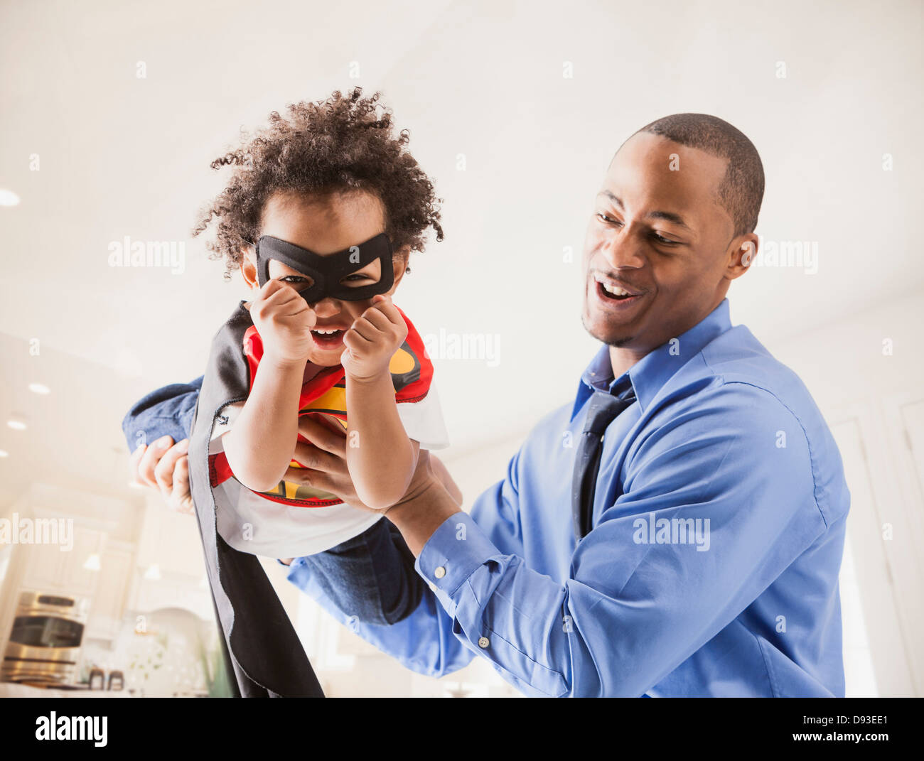 Père et fils jouer super héros Banque D'Images