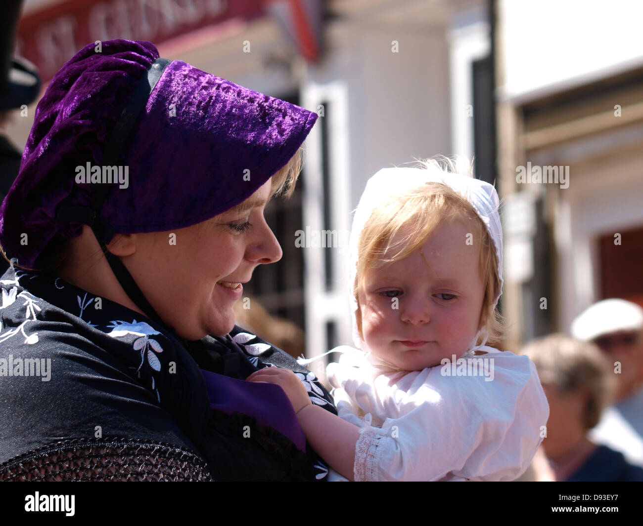 Femme avec un bébé, Célébration victorienne d''Ilfracombe Parade, Devon, UK 2013 Banque D'Images