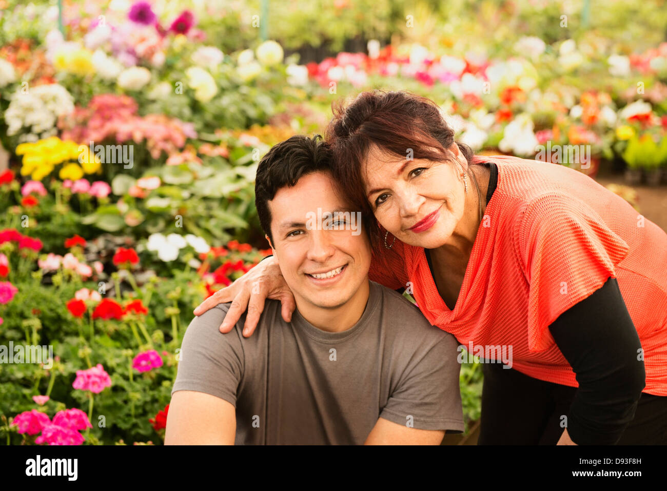 Hispanic couple smiling in field Banque D'Images
