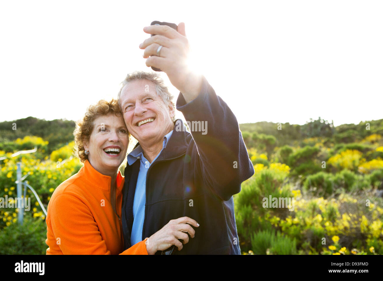 Caucasian couple taking picture outdoors Banque D'Images