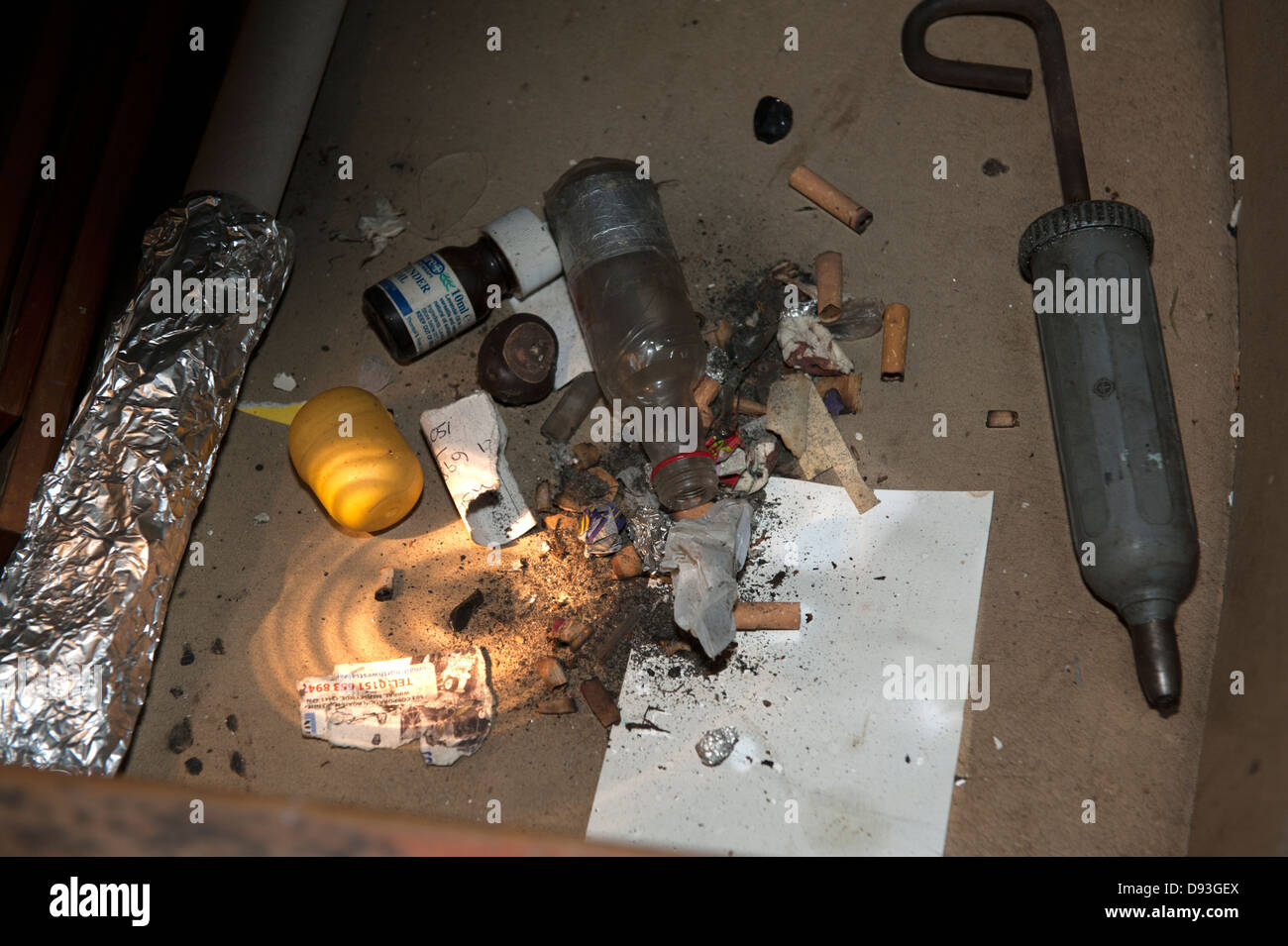 La prise de drogues illicites Drogues l'attirail du vrai Bong Banque D'Images