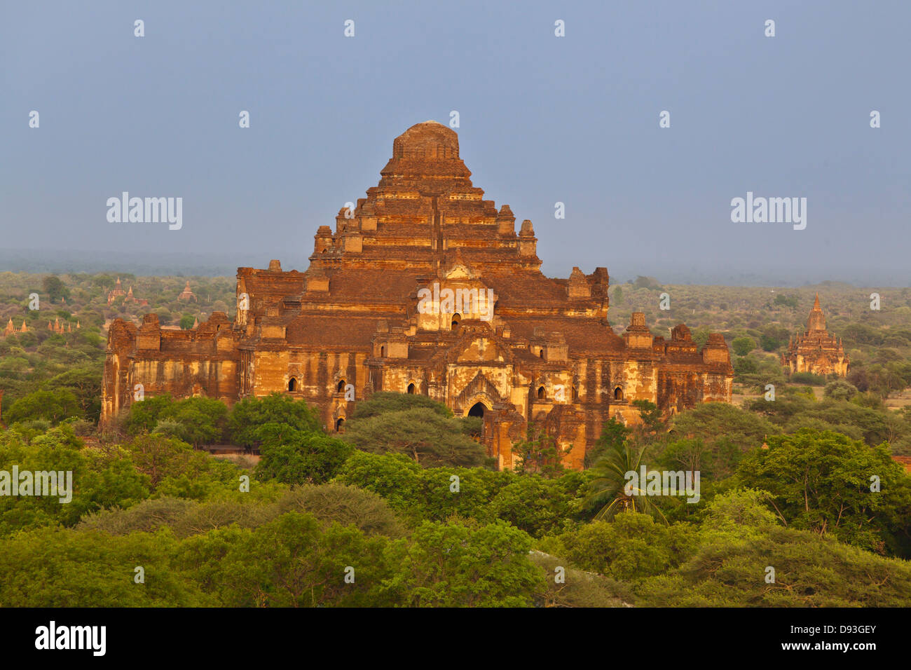 Le 12e siècle DHAMMAYANGYI PAHTO ou temple est le plus grand de Bagan et a probablement été construit par Narathu - Myanmar Banque D'Images