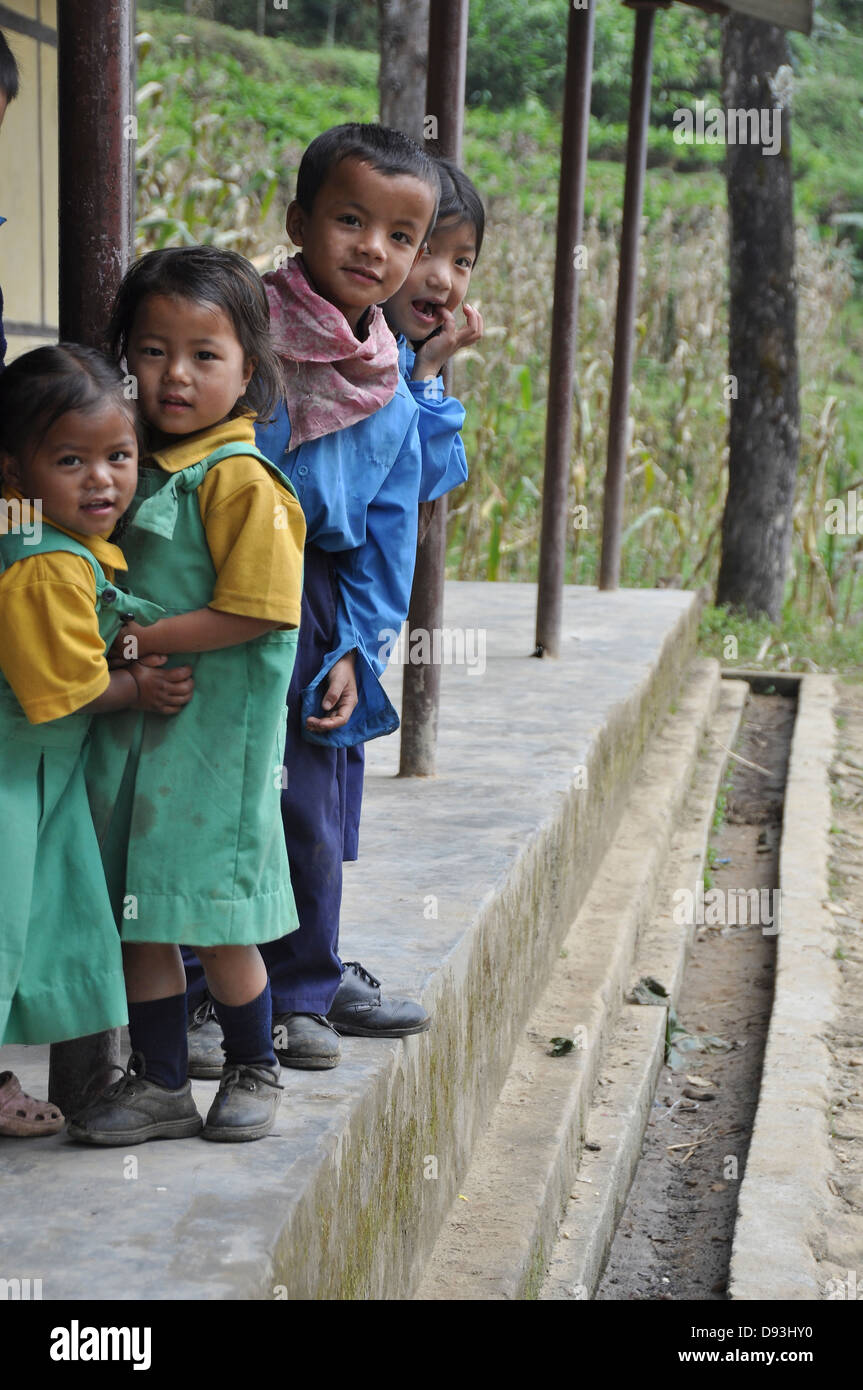 Les jeunes enfants en uniforme sur le chemin de l'école le Sikkim, Inde Banque D'Images