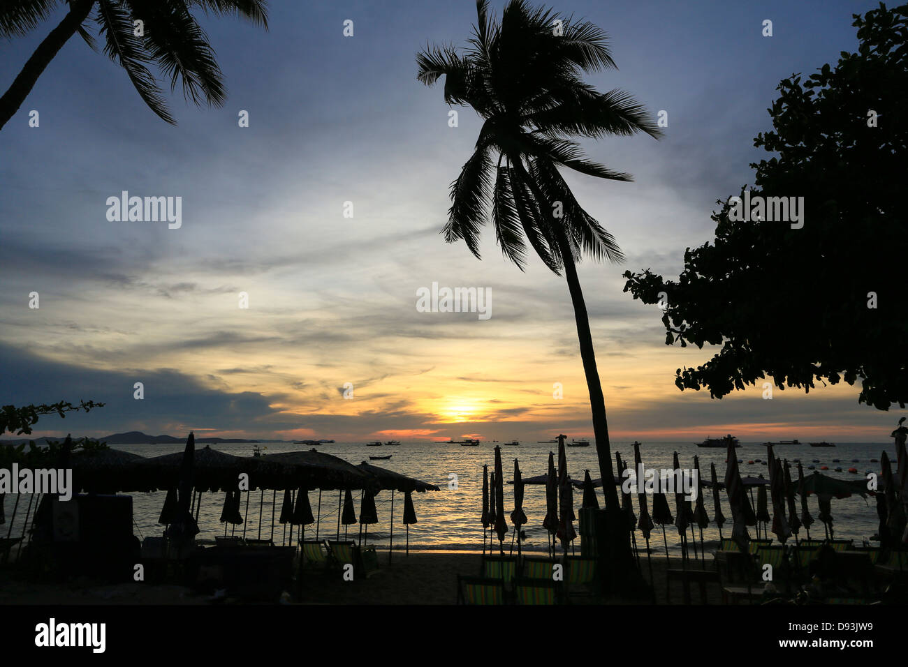 Coucher de soleil sur la baie de Pattaya en Thaïlande Banque D'Images