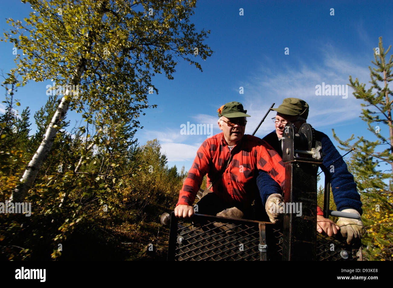 Deux chasseurs d'une journée ensoleillée, Norrland, en Suède. Banque D'Images