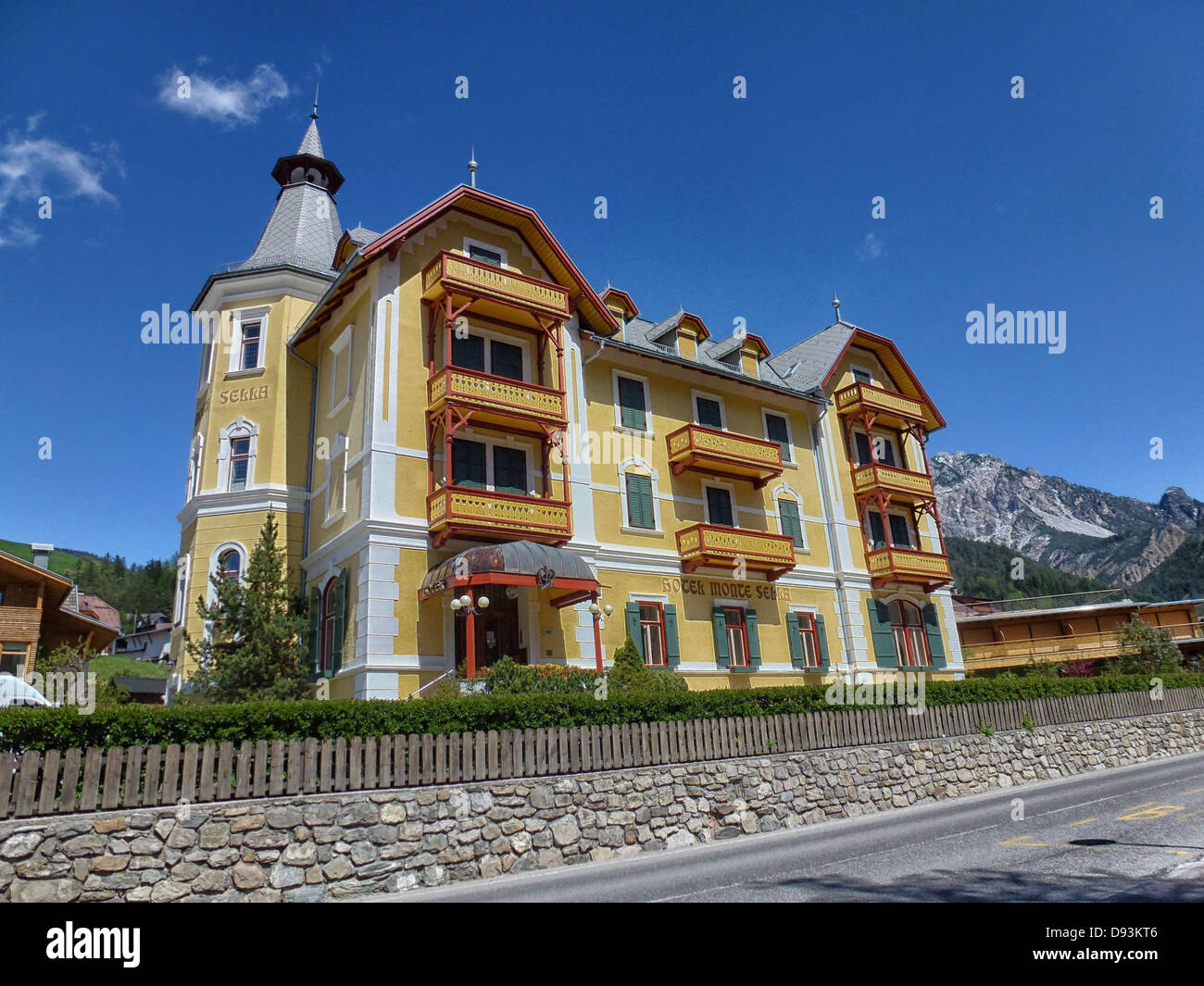 Le bâtiment de San Vigilio, Bolzano (BZ), Italie, présente un design architectural distinctif. La structure de l'hôtel se marie harmonieusement avec le paysage environnant, offrant une vue sur la route, le ciel et la nature environnante. Son architecture reflète le charme des Alpes italiennes et la culture locale, ce qui en fait une destination pittoresque pour les visiteurs en quête de confort et de beauté dans la région du Tyrol du Sud. Banque D'Images