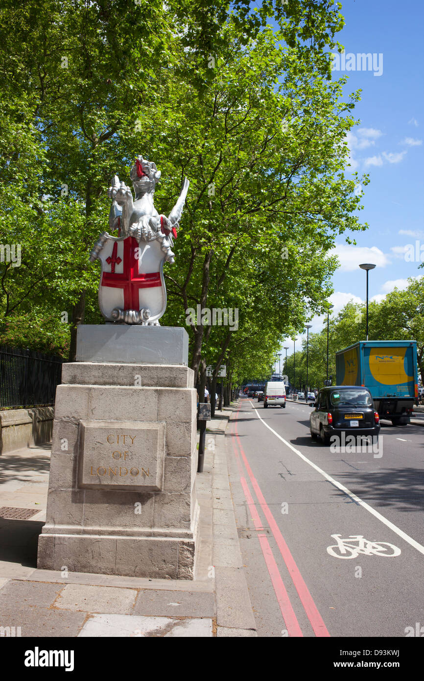 Frontière Dragon mark à la limite ouest de la ville de Londres. Banque D'Images