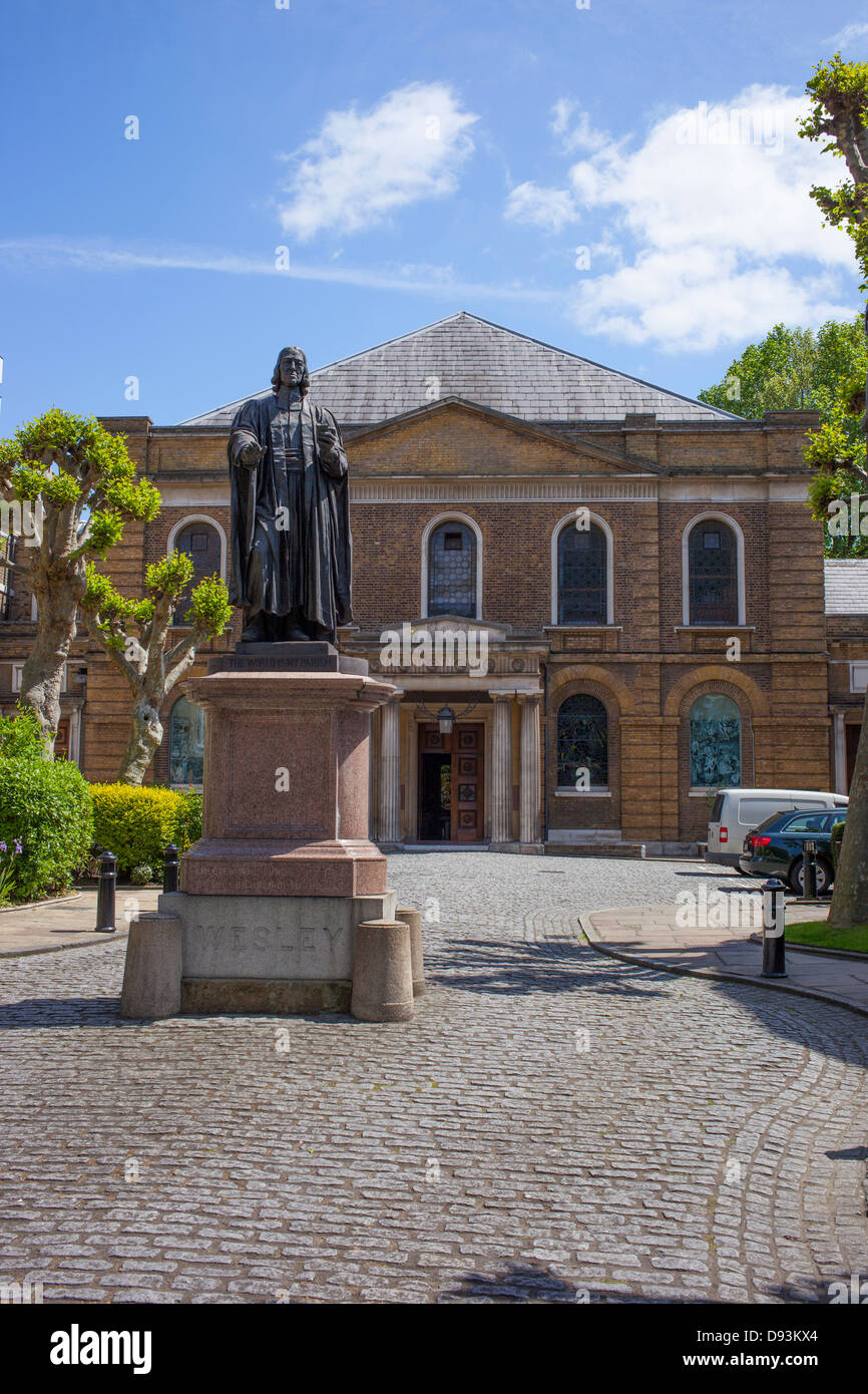 Wesley's Chapel avec une statue de John Wesley dans l'avant-plan, Londres, en Angleterre. Banque D'Images