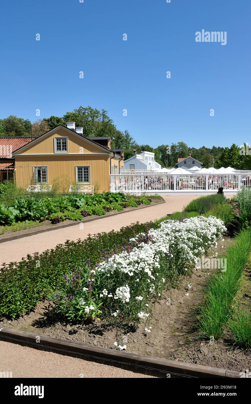 Un café en plein air par un jardin, la Suède. Banque D'Images