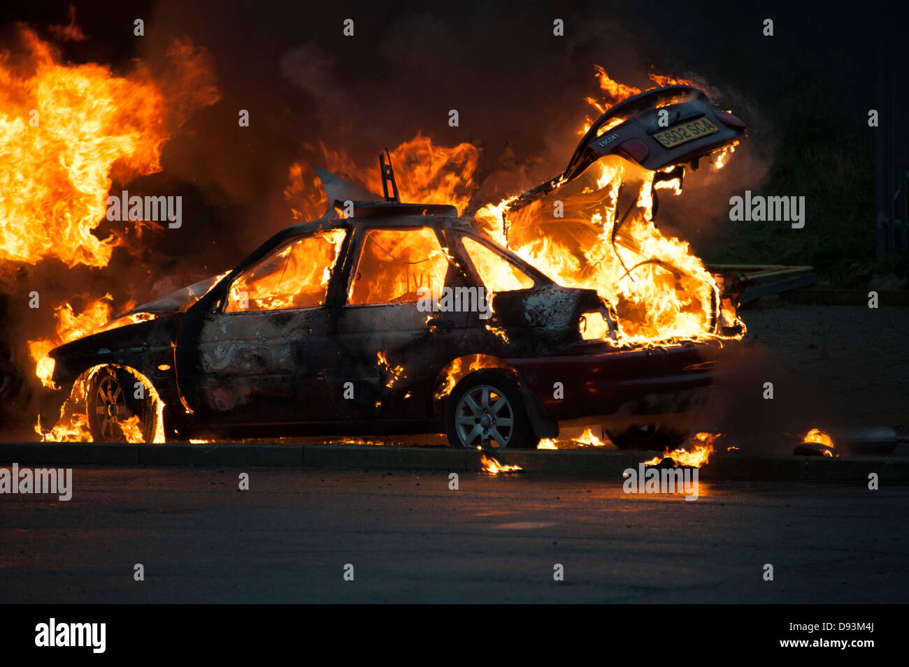 Voiture en feu flammes fulgurantes Arson Banque D'Images