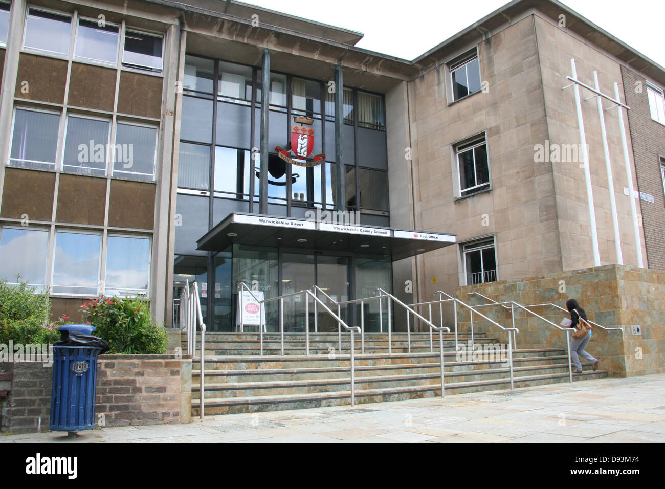 Une personne à l'entrée de Shire Hall à Warwick, Banque D'Images