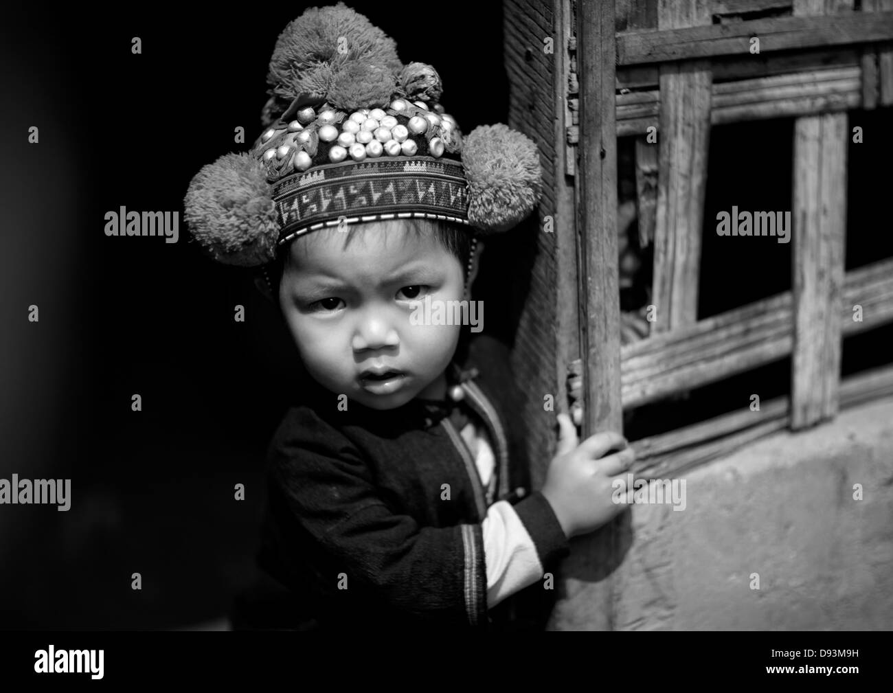 La minorité Yao enfant avec un chapeau traditionnel, Ban Xay Leck, Laos Banque D'Images