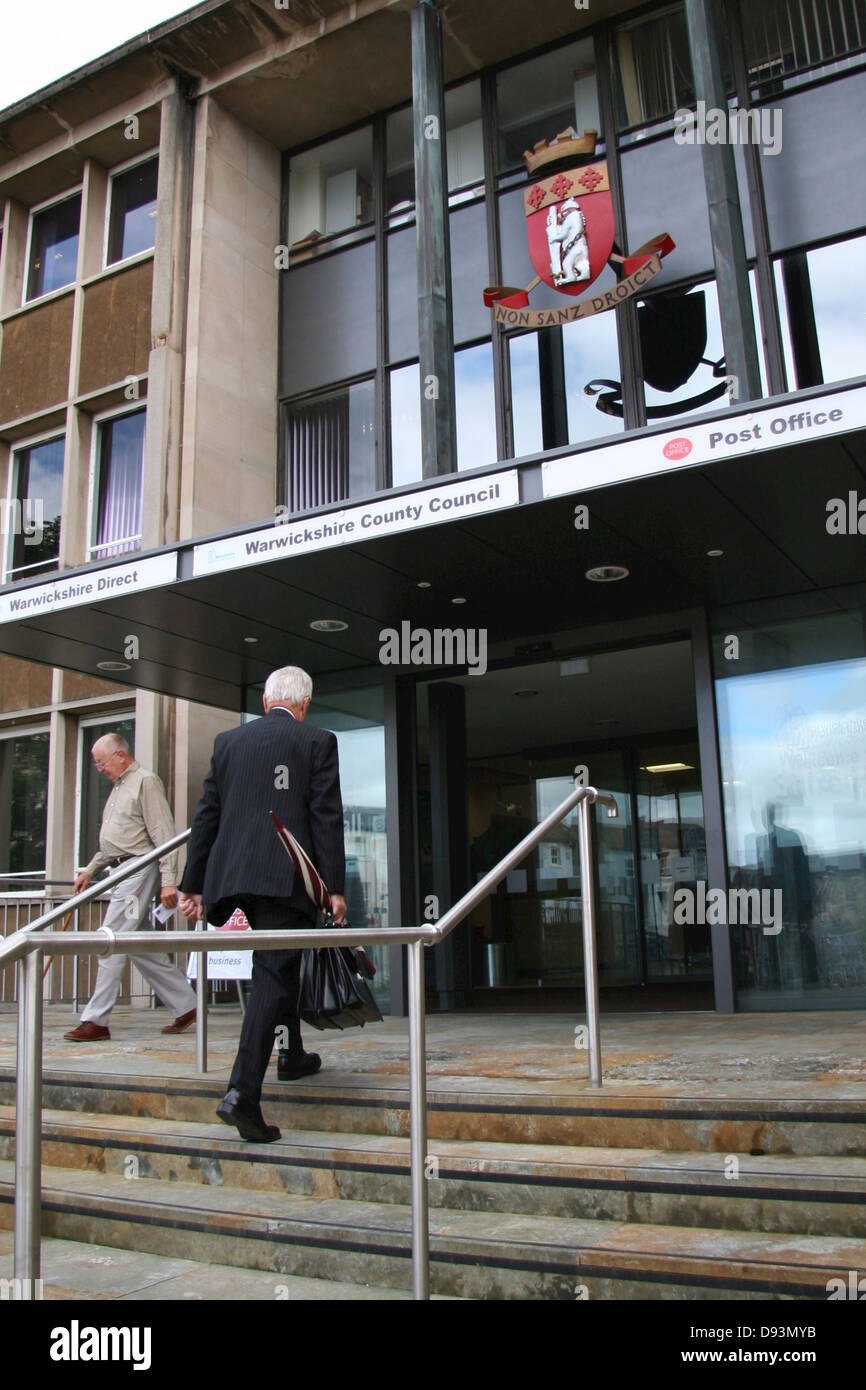 Deux personnes à l'entrée de Shire Hall à Warwick, Banque D'Images