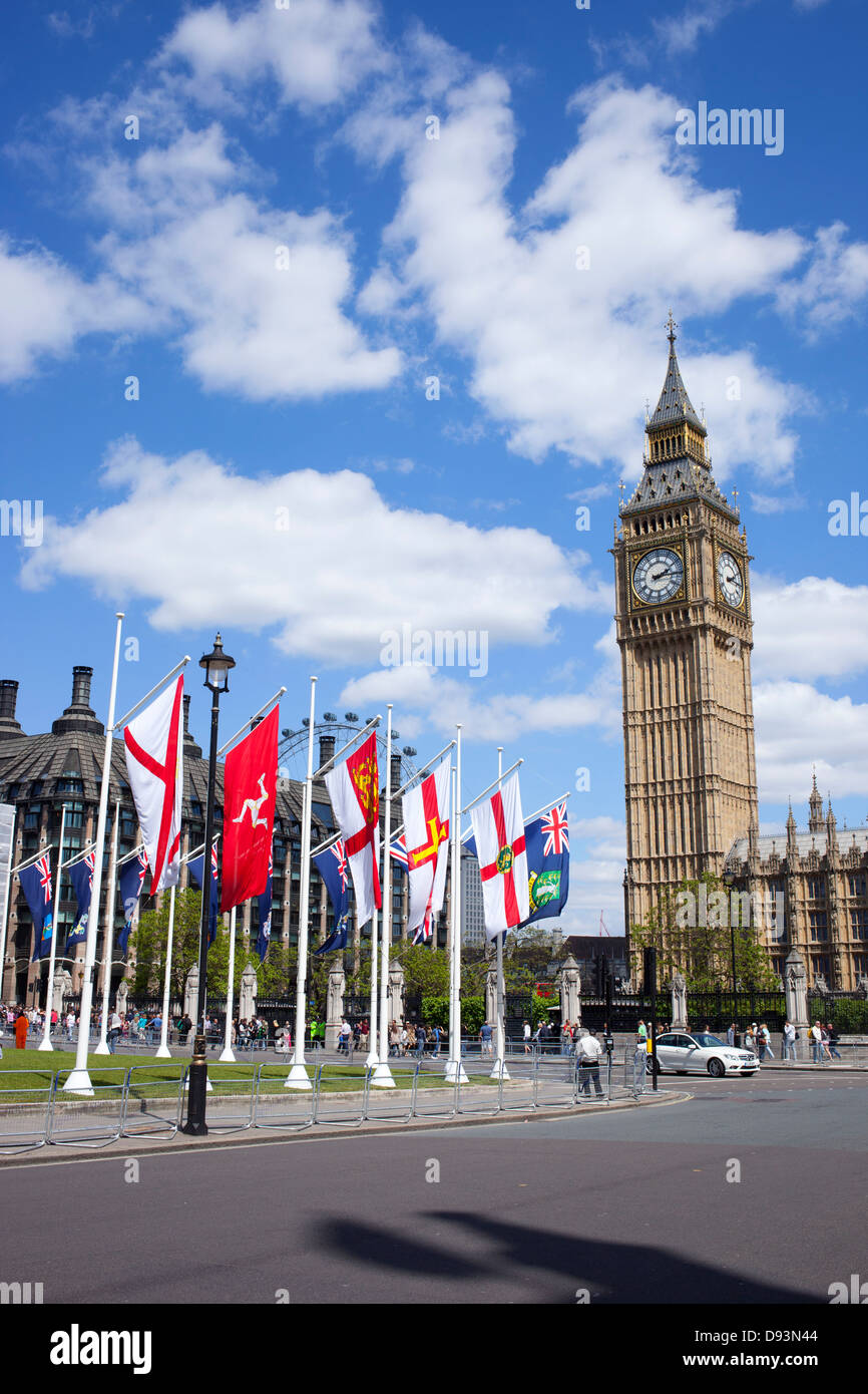 Drapeaux de Sa Majesté, les dépendances de la Couronne et territoires d'outre-mer, la place du Parlement et Big Ben, Londres, en Angleterre. Banque D'Images