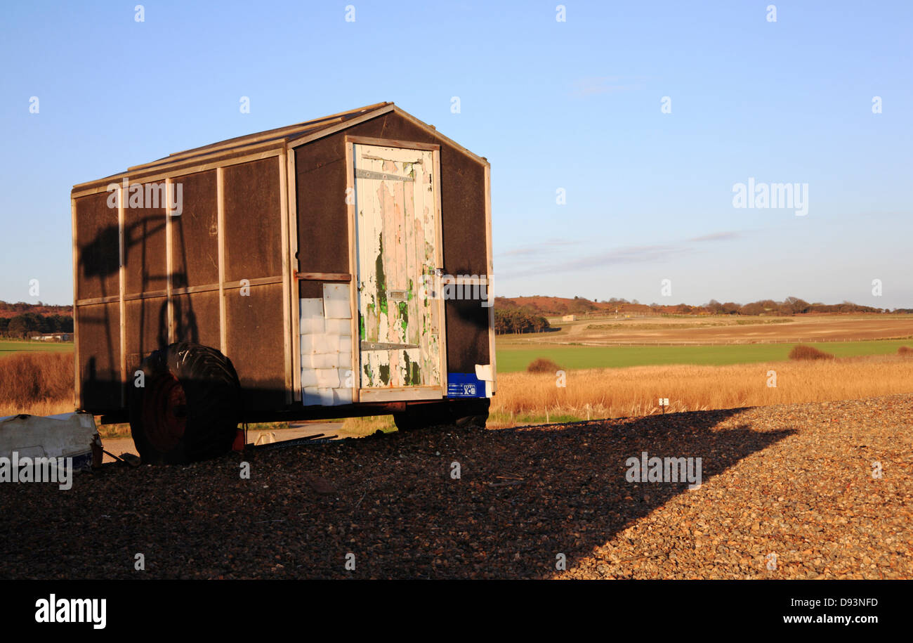 Une cabane portable stationné sur la rive de galets à Weybourne, Norfolk, Angleterre, Royaume-Uni. Banque D'Images