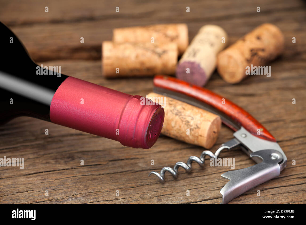 Bouteille de vin rouge est un vin avec tire-bouchon liège et sur un fond de bois rustique Banque D'Images