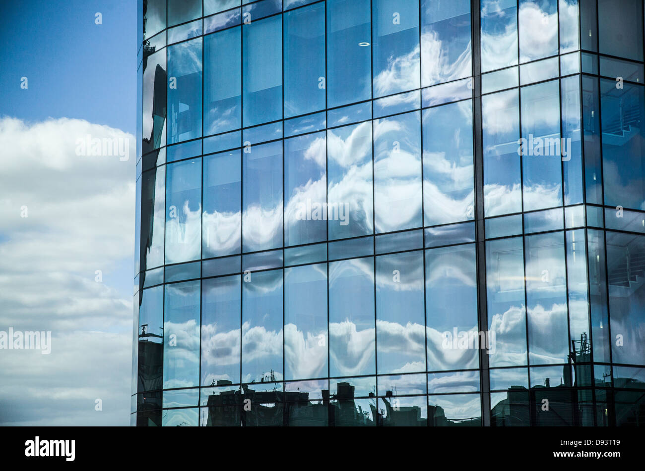 Nuages reflétée sur une fenêtre de bureau, Birmingham, Angleterre. Banque D'Images