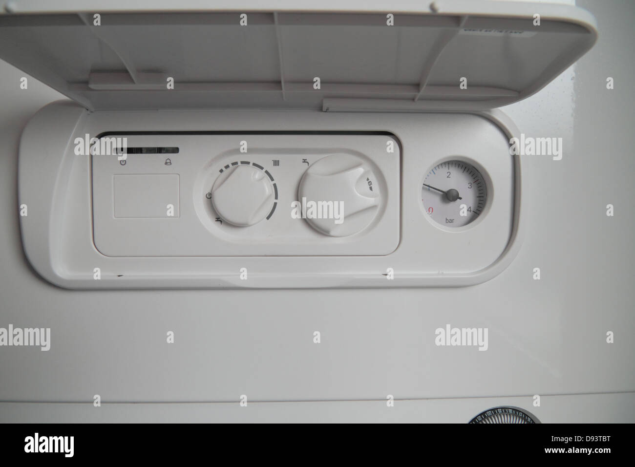 Chaudière à gaz à condensation Combi, avec cadran de minuterie analogique. Exposé de la tuyauterie en cuivre. Banque D'Images