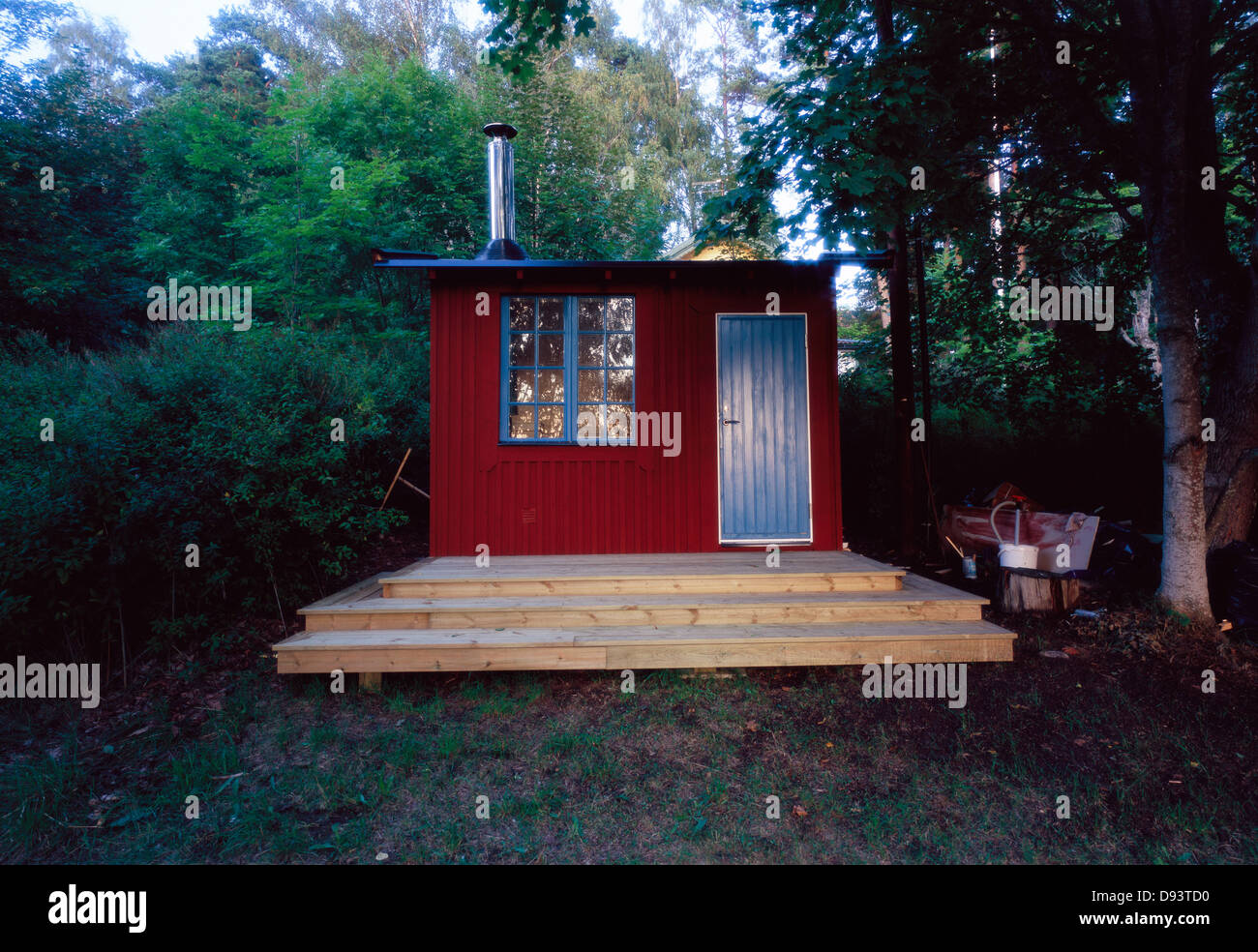Un petit sauna par une forêt. Banque D'Images