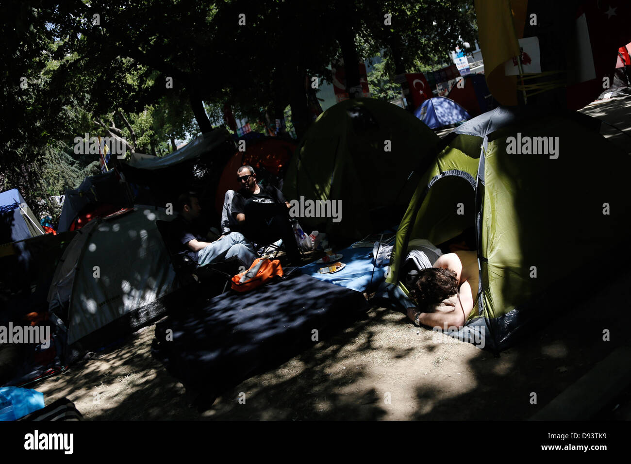 Istanbul, Turquie. 10 Juin, 2013. Le parc Gezi se réveille au 14e jour avec les manifestants. Les manifestations qui ont été allumés par un plan de démolition d'Istanbul sur la place Taksim Gezi Parkı ont continué. Des manifestants anti-gouvernementaux s'est réveillé pour le 14e jour de leur veillée au parc Gezi à Istanbul, ville-centre. Lundi. Le 10 juin 2013. Credit : Konstantinos Tsakalidis/Alamy Live News Banque D'Images