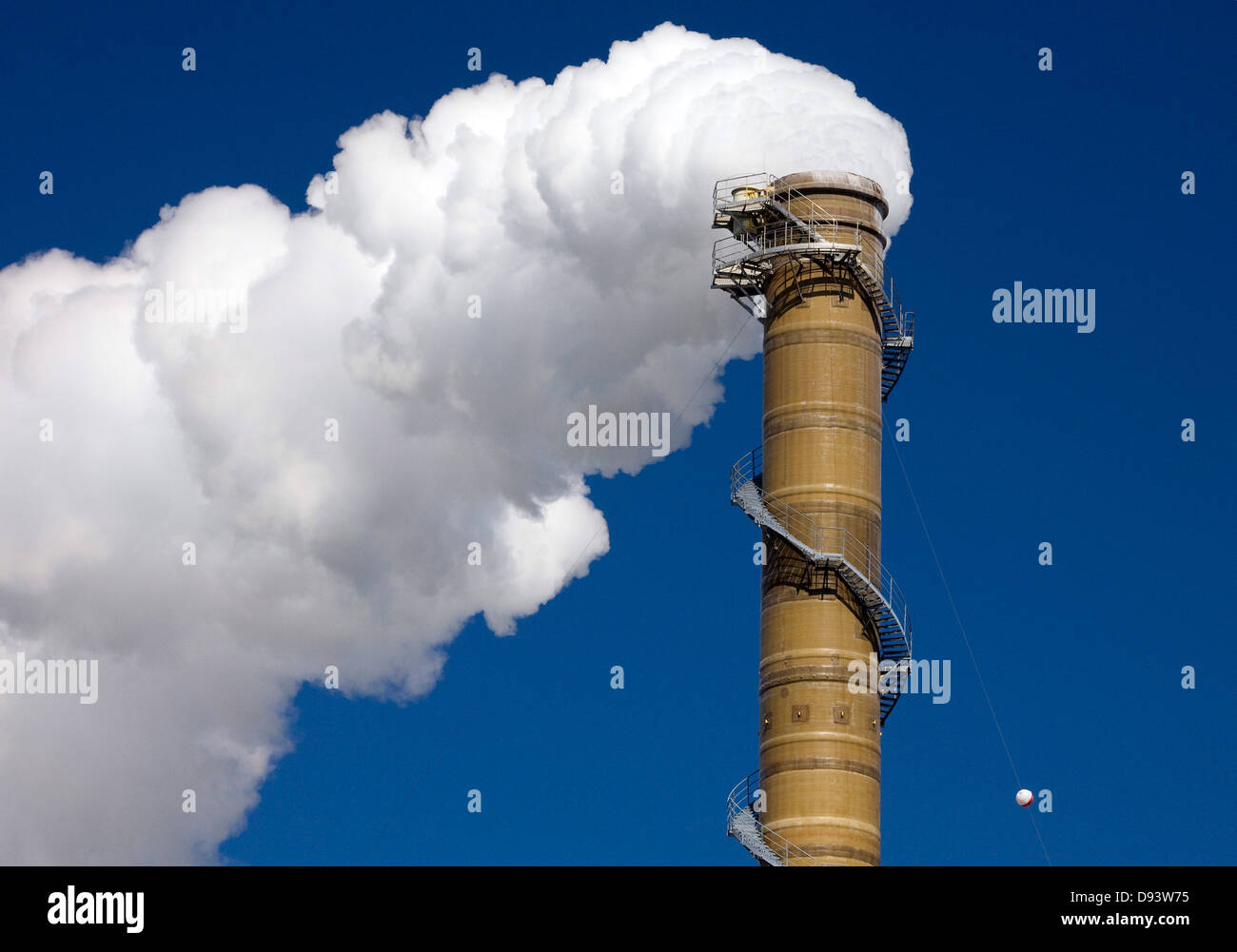 La fumée blanche d'une cheminée contre un ciel bleu, la Suède. Banque D'Images La fumée blanche d'une cheminée contre un ciel bleu, la Suède. Banque D'Images