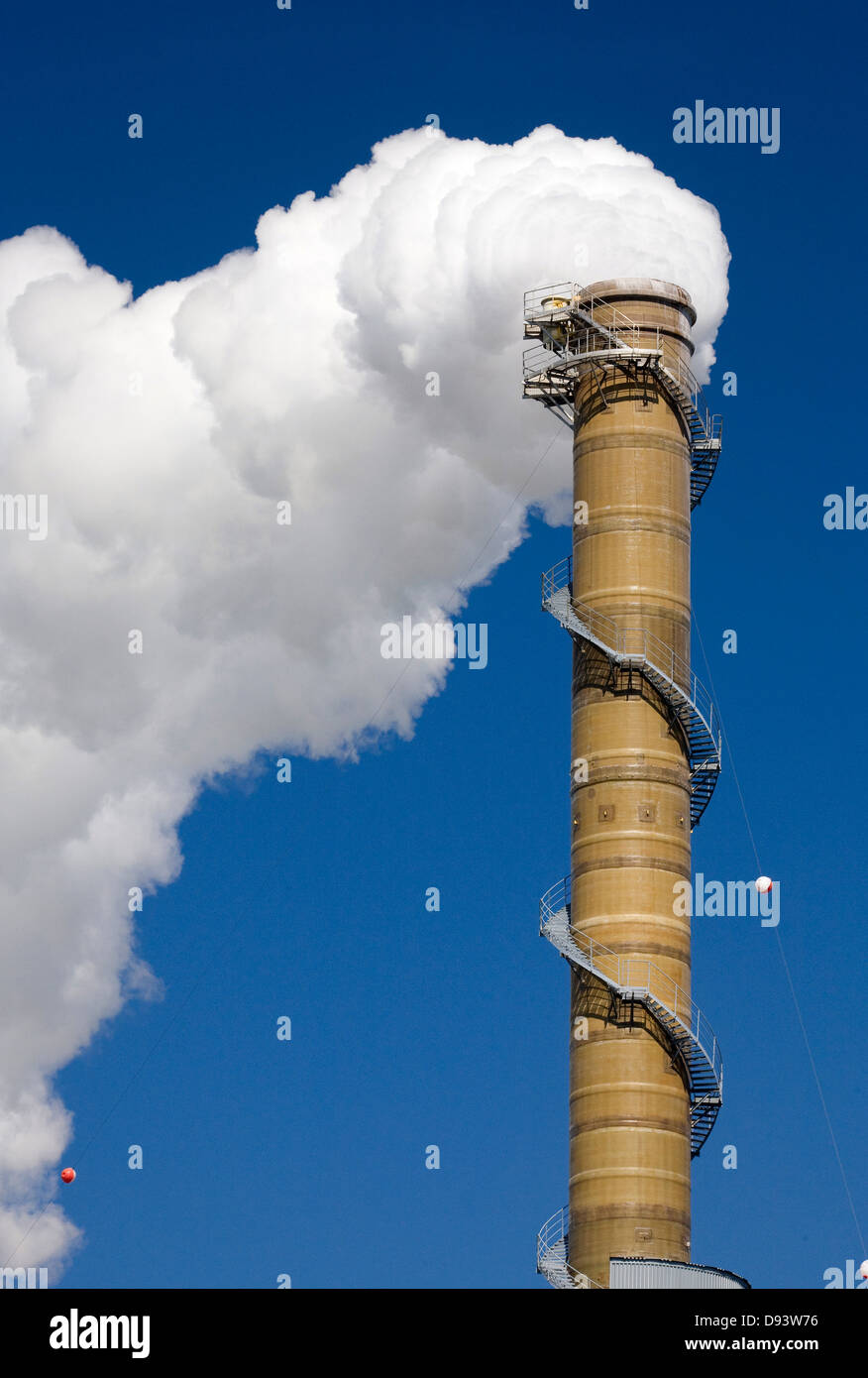 La fumée blanche d'une cheminée contre un ciel bleu, la Suède. Banque D'Images La fumée blanche d'une cheminée contre un ciel bleu, la Suède. Banque D'Images