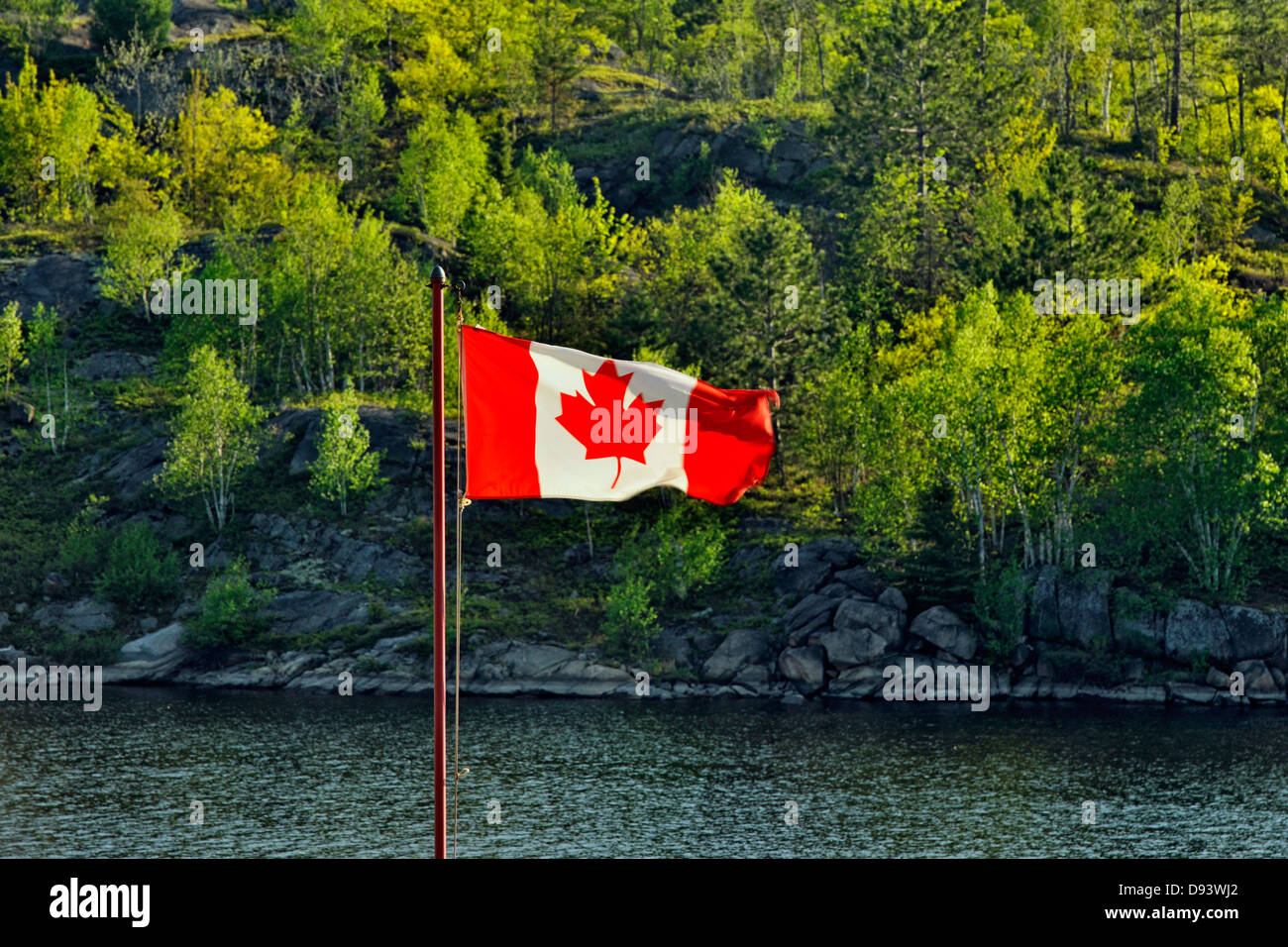Drapeau canadien le long des rives du lac Ontario Canada Wanup coude Banque D'Images