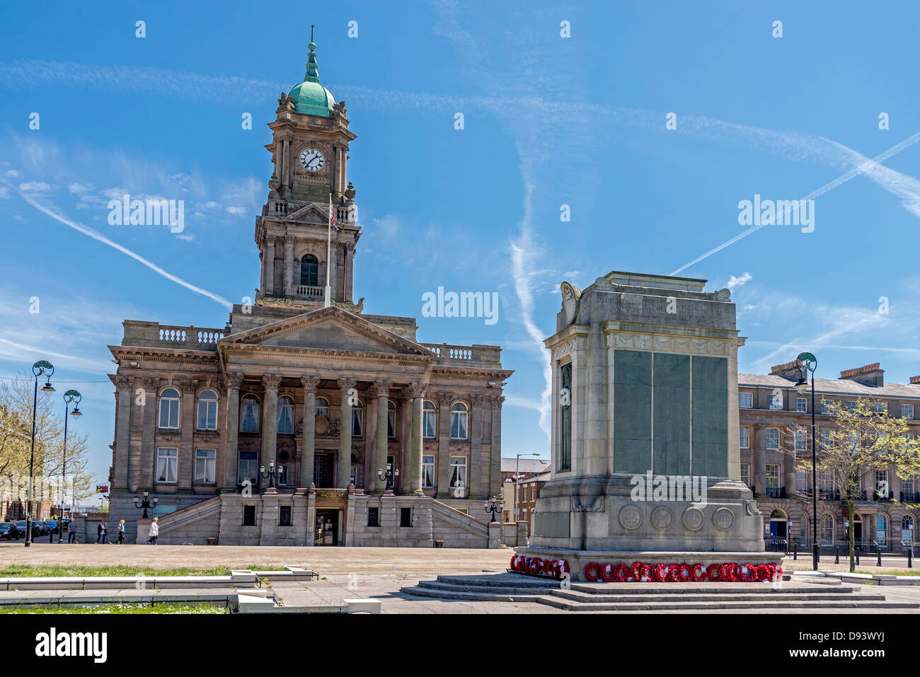 Hamilton Square Birkenhead. L'hôtel de ville et cénotaphe. Banque D'Images