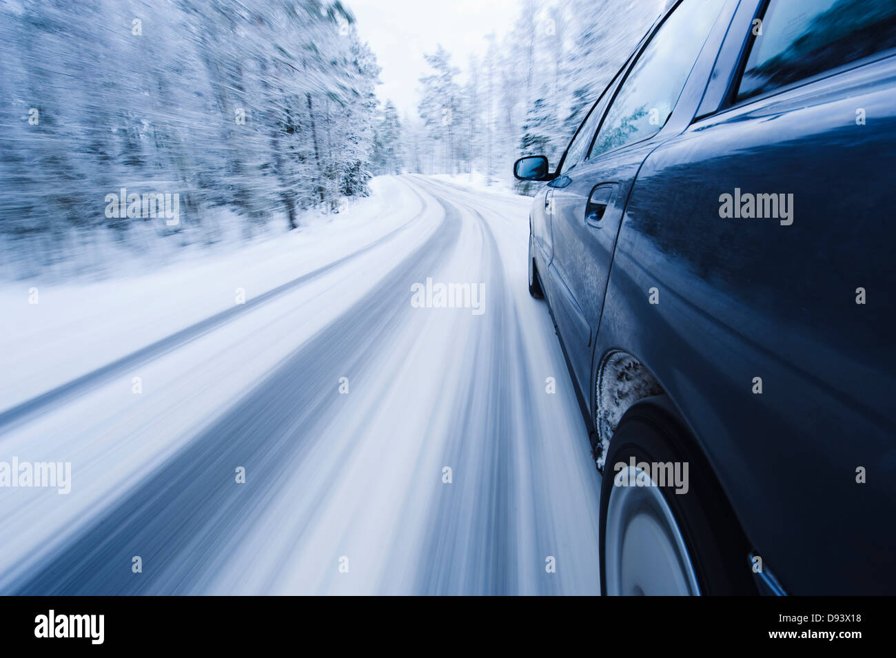 Une voiture passe d'arbres couverts de neige Banque D'Images