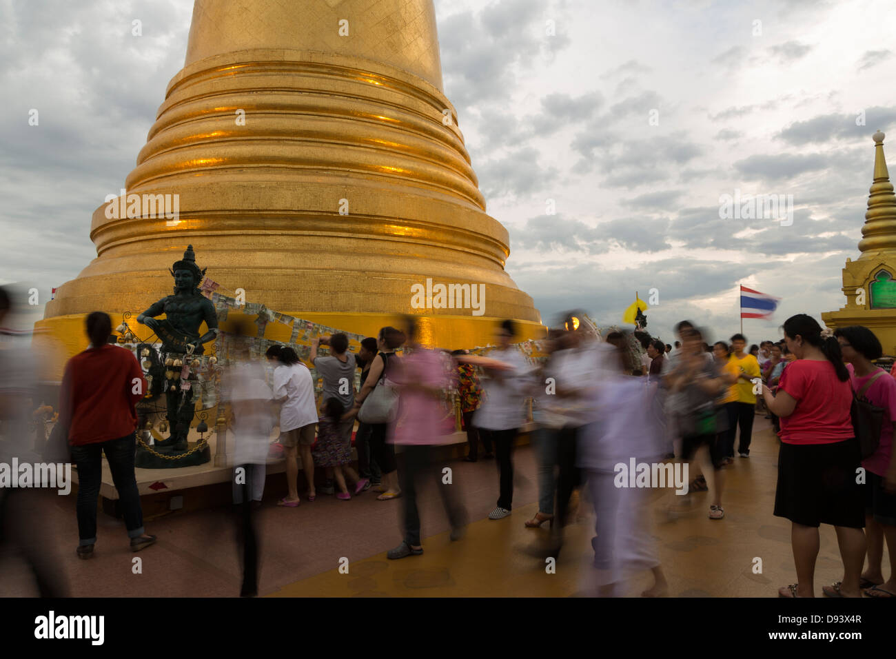 Les bouddhistes thaïlandais prier pendant une journée autour du stupa de Bouddha dans le Temple du Mont d'or à Bangkok, la capitale de la Thaïlande Banque D'Images