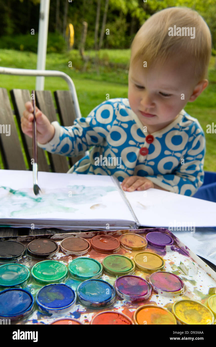 Dans son livre la peinture de fille Banque D'Images