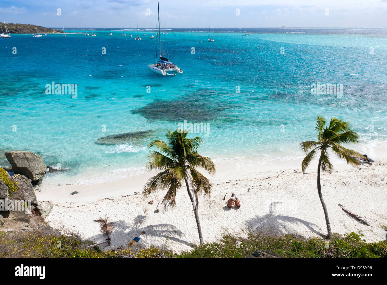 Petit bateau flottant sur la mer des Caraïbes Banque D'Images