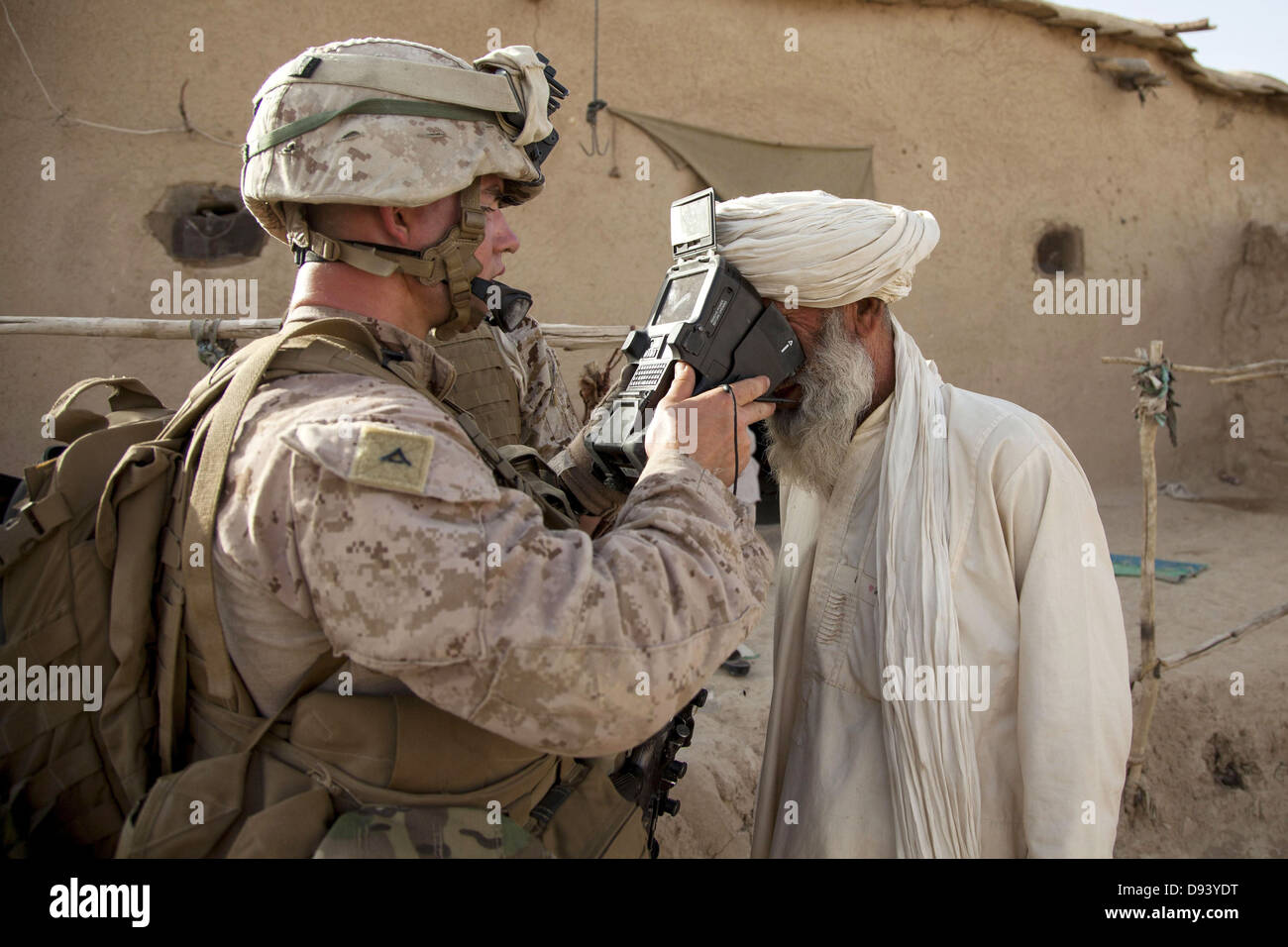 Un Marine américain photographies un vieil homme afghan rétine à l'aide d'un kit d'inscription électronique sûr cauchemar dans le cadre de l'opération le 6 juin 2013 dans Nowzad, Afghanistan. Banque D'Images