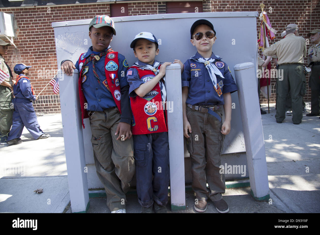 Trois amis et louveteaux prête à mars au Memorial Day Parade dans Bay Ridge, Brooklyn, New York. Banque D'Images